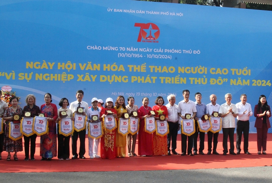 Lãnh đạo Trung ương Hội và lãnh đạo TP Hà Nội tặng Cờ lưu niệm cho các đoàn tham gia Ngày hội Văn hóa, Thể thao NCT