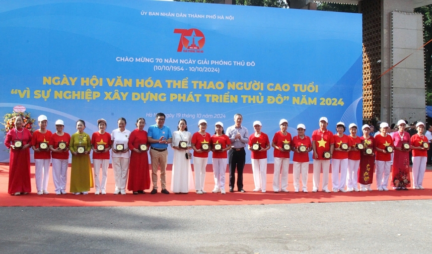 Ban tổ chức trao biểu trưng tôn vinh các bậc cao niên