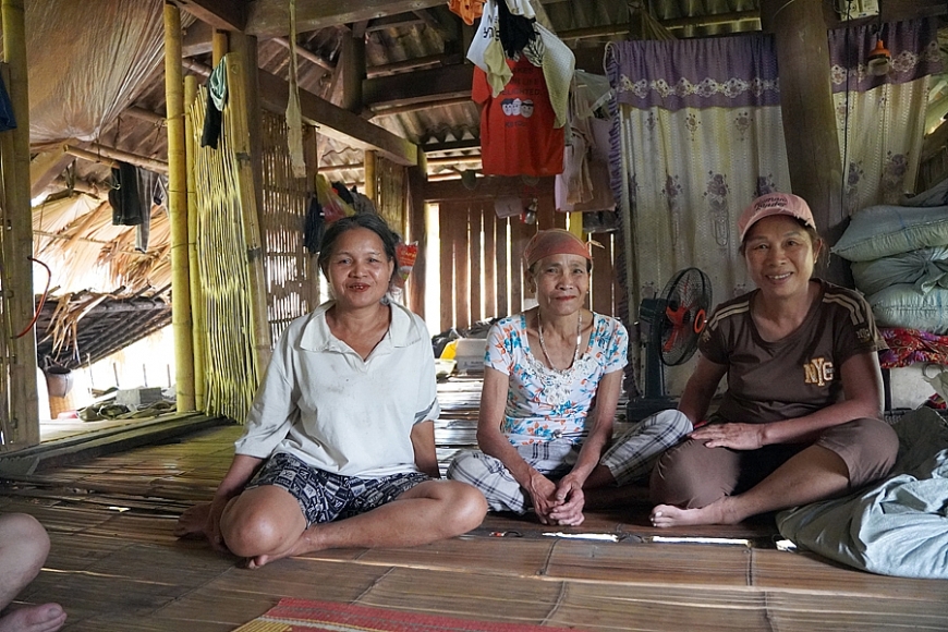 Heo hút bản nghèo