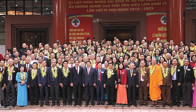 Thủ tướng Chính phủ Phạm Minh Chính, Chủ tịch Hội NCT Việt Nam Nguyễn Thanh Bình chụp ảnh cùng các đại biểu dự Hội nghị toàn quốc biểu dương NCT tiêu biểu làm kinh tế giỏi giai đoạn 2018-2023 Thủ tướng Chính phủ Phạm Minh Chính, Chủ tịch Hội NCT Việt Nam Nguyễn Thanh Bình chụp ảnh cùng các đại biểu dự Hội nghị toàn quốc biểu dương NCT tiêu biểu làm kinh tế giỏi giai đoạn 2018-2023