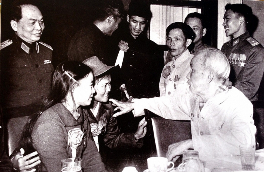 Chủ tịch Hồ Chí Minh nói chuyện với các đại biểu nữ tại Đại hội Anh hùng chiến sĩ thi đua toàn quốc lần thứ IV, ngày 30/12/1966.