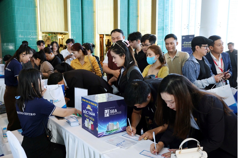 Khách hàng tham gia chương trình bốc trúng thưởng sau khi đăng ký tư vấn thành công căn hộ