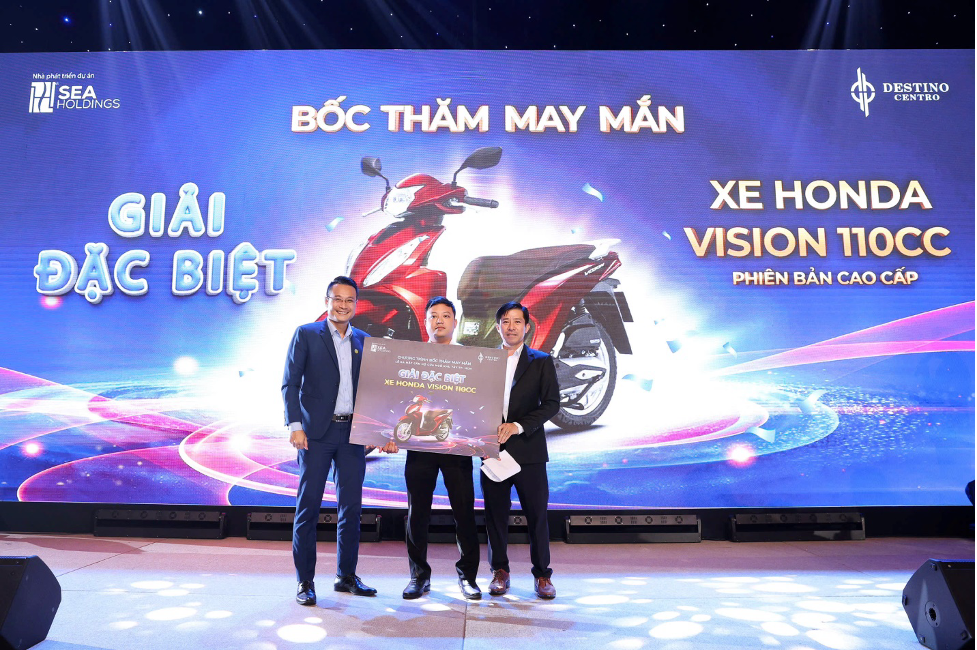 Tập đoàn Seaholdings trao giải thưởng đặc biệt cho khách hàng may mắn là anh Hà Văn Giáp  