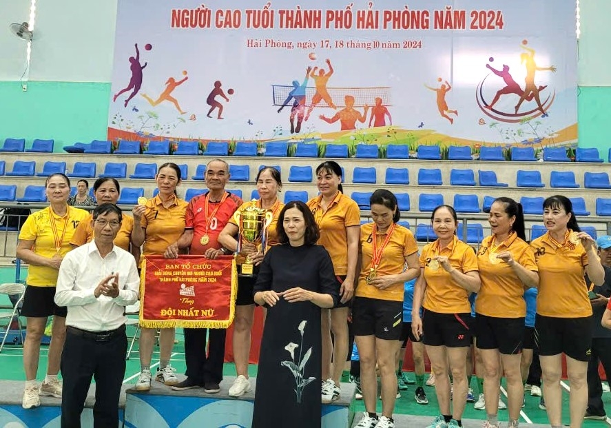 Ban tổ chức trao thưởng cho Đội đoạt giải Nhất Nữ