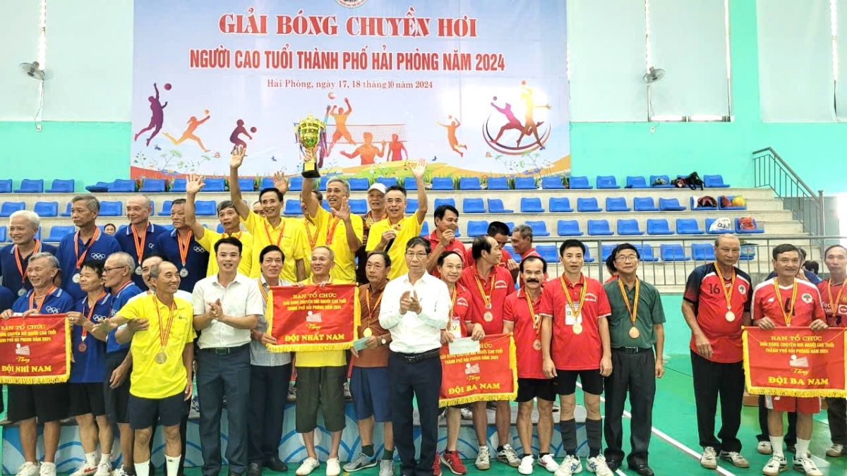 Các đại biểu tham dự lễ khai mạc Giải Bóng chuyền hơi NCT TP Hải Phòng năm 2024