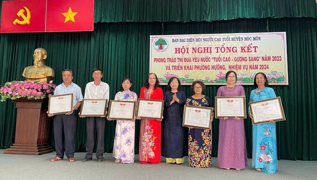 Bà Trịnh Thị Xuân Liễu (đứng đầu bên phải) nhận Bằng khen của UBND TP Hồ Hồ Chí Minh với thành tích xuất sắc trong công tác xây dựng tổ chức Hội NCT năm 2023. 