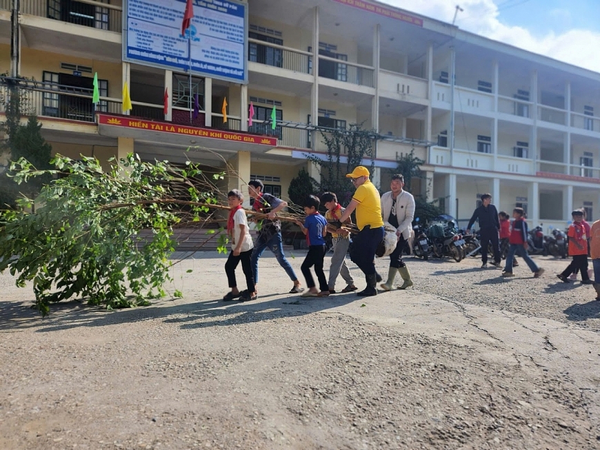 Sa Pa trồng 400 cây hoa trong ngày ra quân vì môi trường