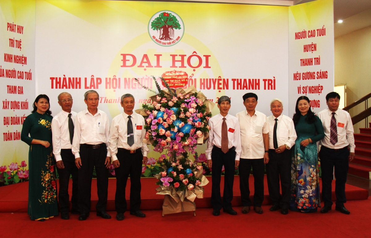 Hội NCT các huyện thuộc Cụm thi đua số 3 Hội NCT TP Hà Nội tặng hoa chúc mừng Đại hội