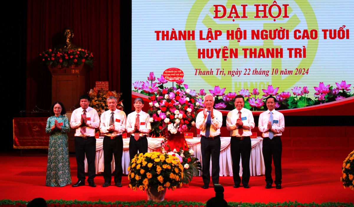 Lãnh đạo Hội NCT TP Hà Nội tặng hoa chúc mừng Đại hội