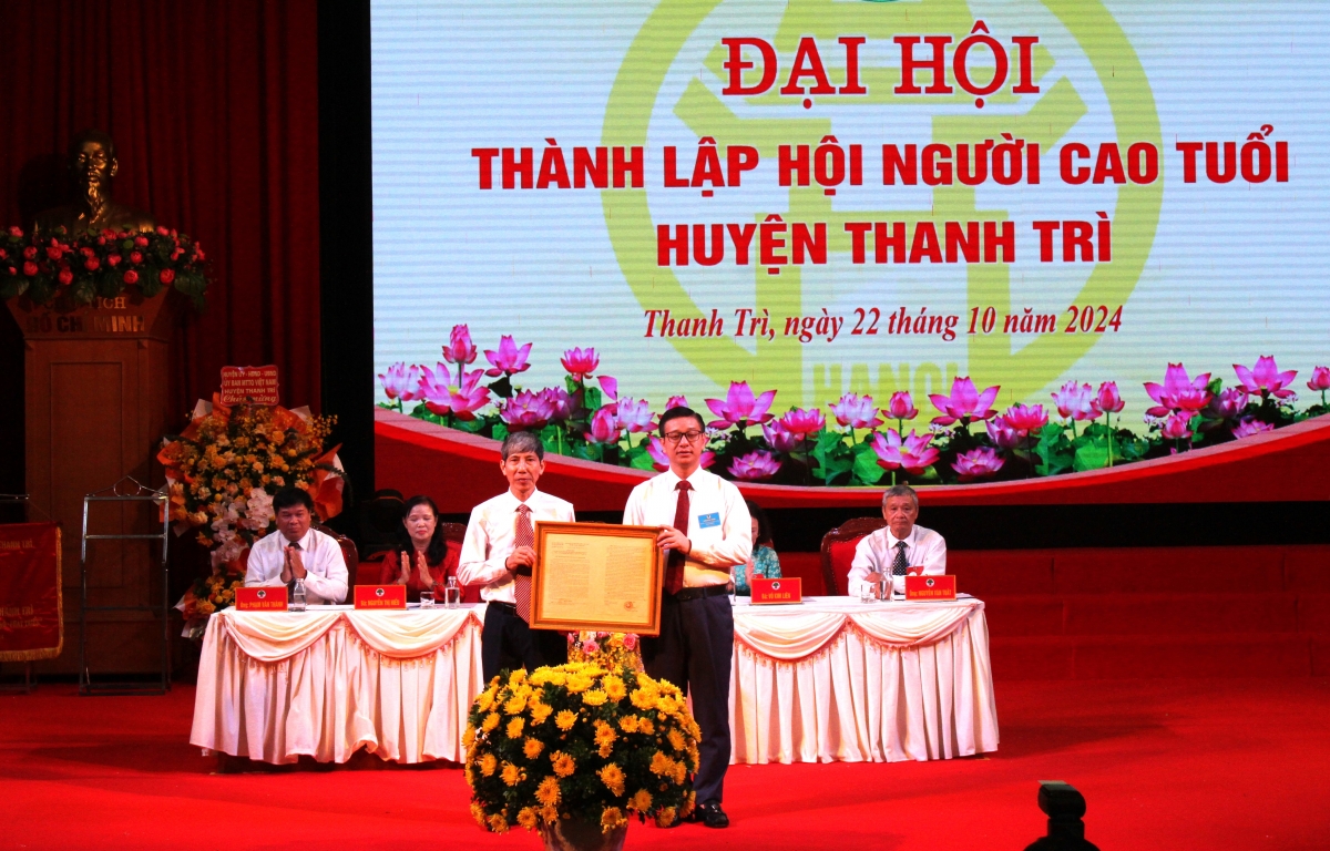 Phó Chủ tịch Thường trực UBND huyện Thanh Trì Nguyễn Văn Hưng trao Quyết định thành lập Hội NCT huyện