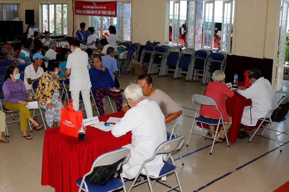 Khám bệnh, phát thuốc và trao quà cho người cao tuổi