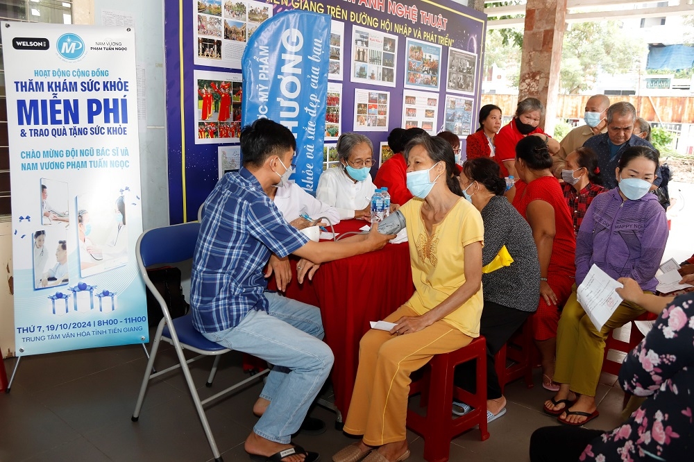 Khám bệnh, phát thuốc và trao quà cho người cao tuổi