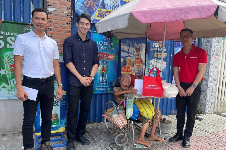 Khám bệnh, phát thuốc và trao quà cho người cao tuổi