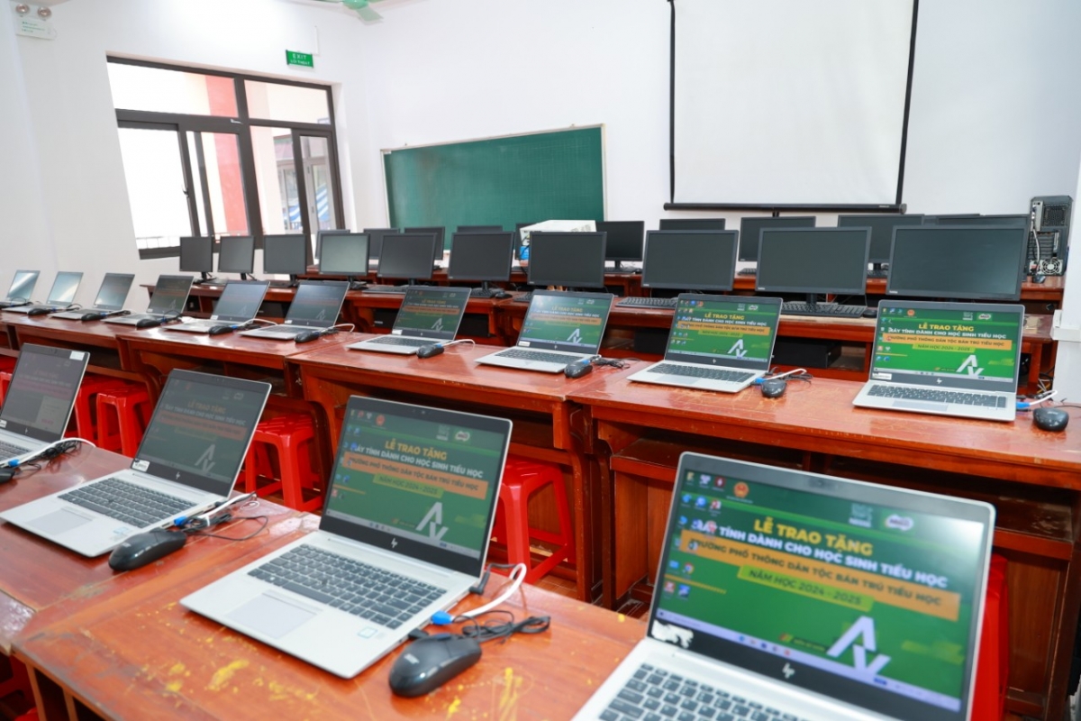 Nestlé MILO trao tặng máy tính cho các trường tiểu học vùng cao