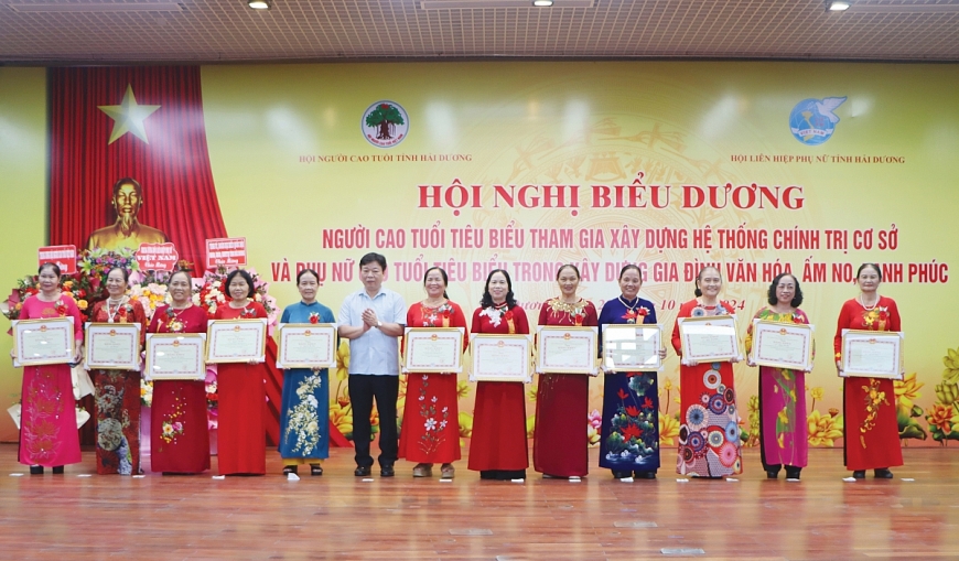 Phó Chủ tịch HĐND tỉnh Nguyễn Khắc Toàn trao Bằng khen của UBND tỉnh cho  12 phụ nữ cao tuổi có thành tích xuất sắc trong xây dựng gia đình văn hoá, ấm no, hạnh phúc.