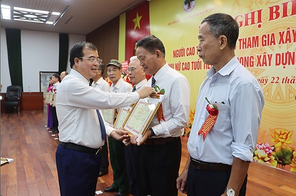 PCT UBND tỉnh Nguyễn Minh Hùng trao Bằng khen của UBND tỉnh cho 12 cá nhân có thành tích xuất sắc trong xây dựng hệ thống chính trị cơ sở giai đoạn 2019-2024