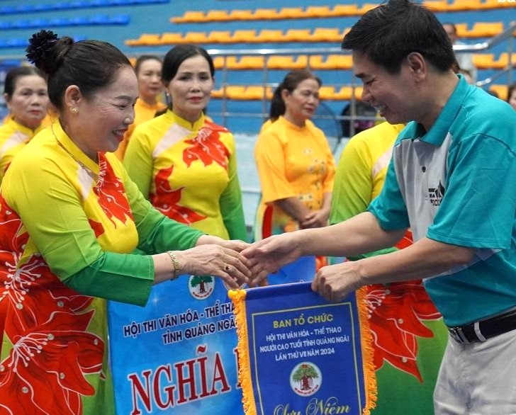 Ban tổ chức tặng hoa và Cờ lưu niệm cho các Đội tham gia Hội thi