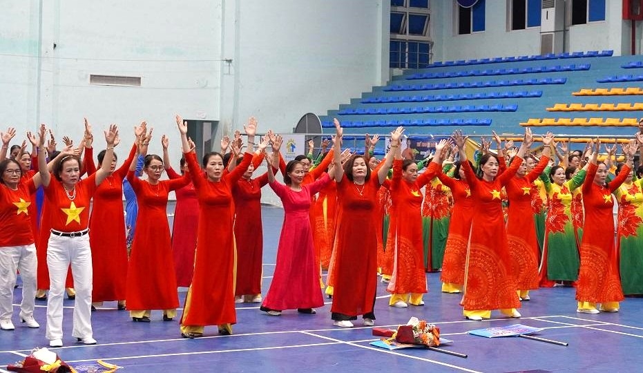 Phần thi đồng diễn múa dân vũ tại Hội thi