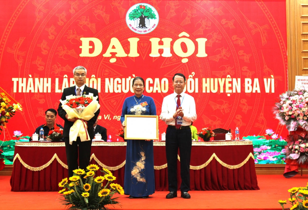 Ông Phùng Tân Nhị trao Quyết định thành lập Hội NCT huyện Ba Vì