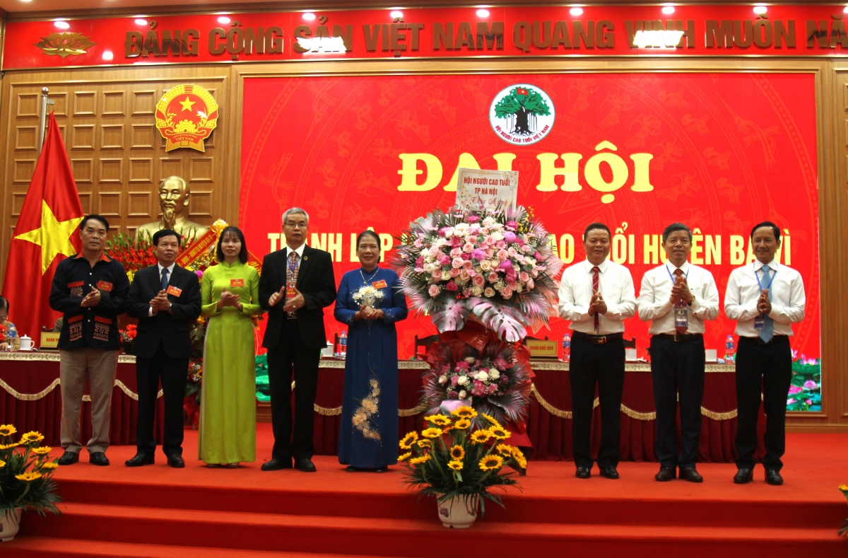 Lãnh đạo Hội NCT TP Hà Nội tặng hoa chúc mừng Đại hội