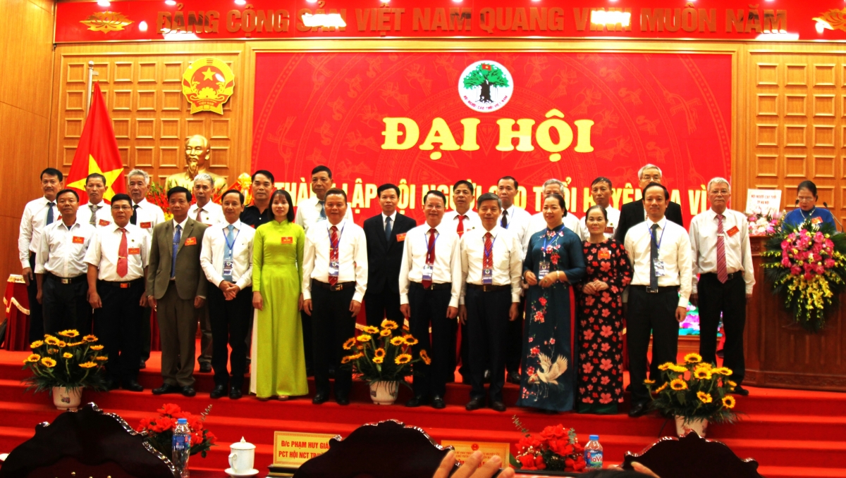 Lãnh đạo Hội NCT TP Hà Nội và lãnh đạo huyện Ba Vì chúc mừng Ban Chấp hành Hội NCT huyện