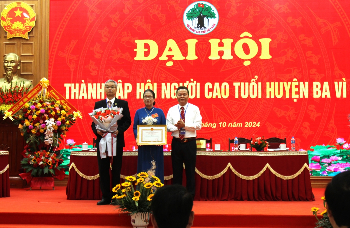 Ông Phạm Huy Giáp trao Bằng khen của Chủ tịch UBND TP Hà Nội cho Hội NCT huyện Ba Vì