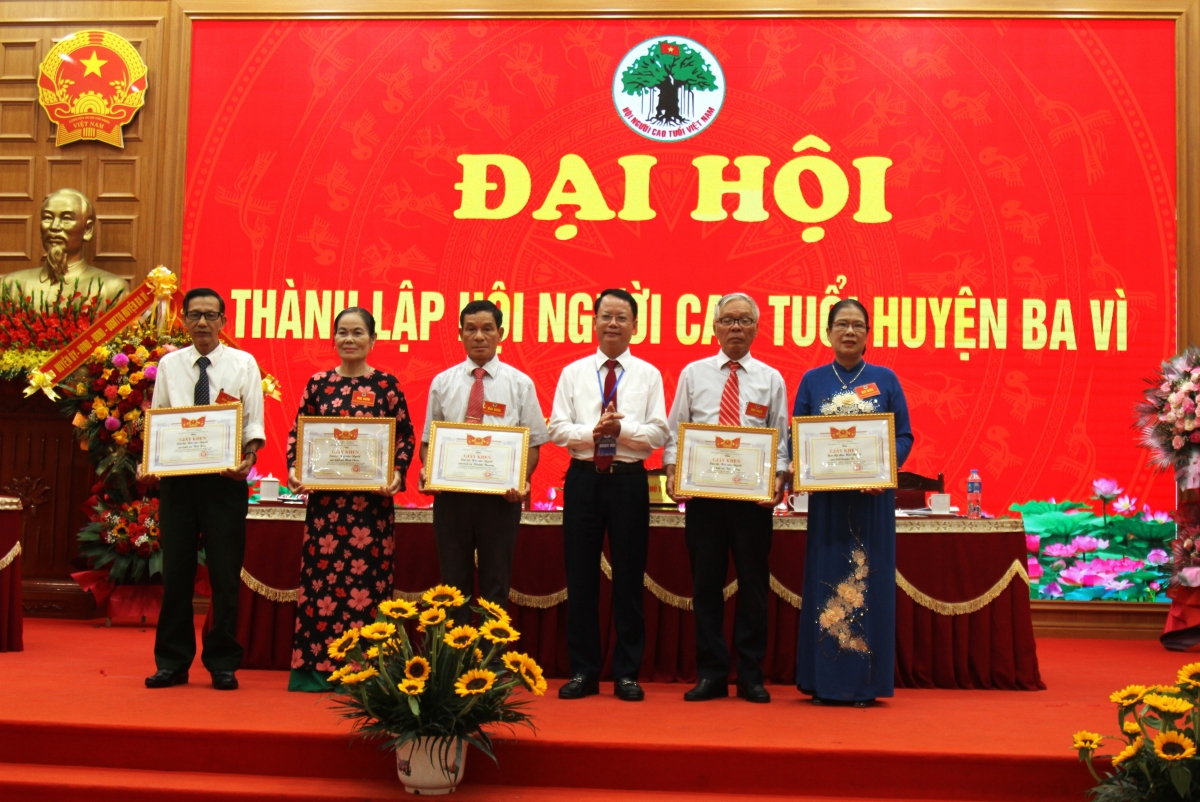 Ông Phùng Tân Nhị trao Giấy khen UBND huyện Ba Vì cho các tập thể xuất sắc