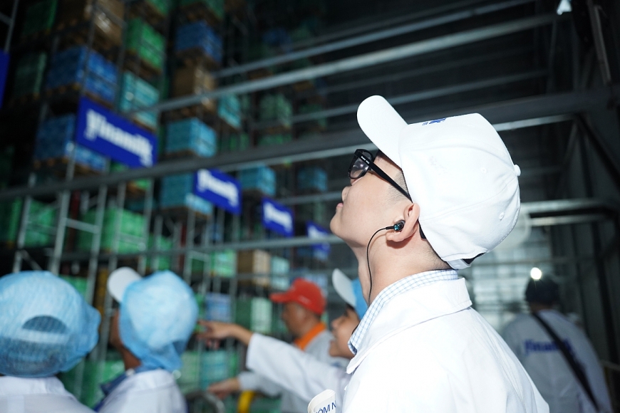 Không chỉ ấn tượng khi biết cách thức kho thông minh vận hành mà các em còn đặc biệt chú ý tới thông tin mô hình kho này có thể giúp giảm 70% lượng khí thải CO2 so với kho truyền thống. Vinamilk hiện có 5 kho thông minh như thế này ở các nhà máy, trong đó có cả kho lạnh dành cho các sản phẩm như sữa chua ăn, Probi cần bảo quản ở nhiệt độ lạnh ổn định