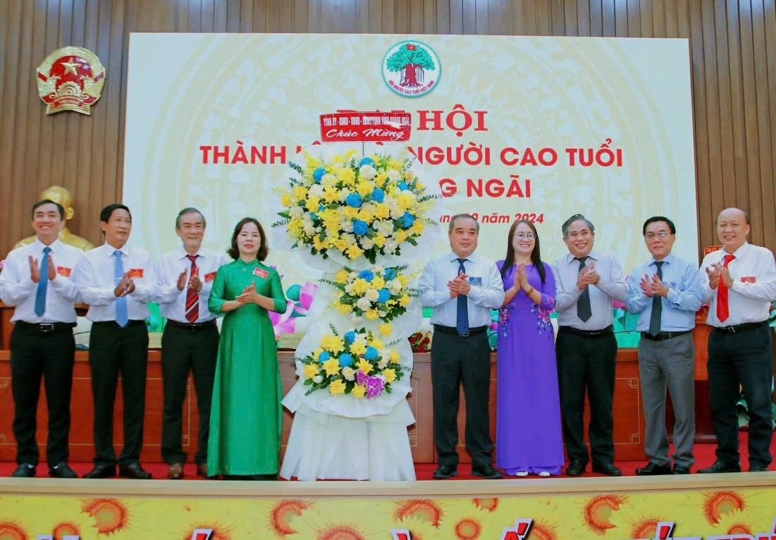 Lãnh đạo tỉnh Quảng Ngãi tặng hoa chúc mừng Đại hội