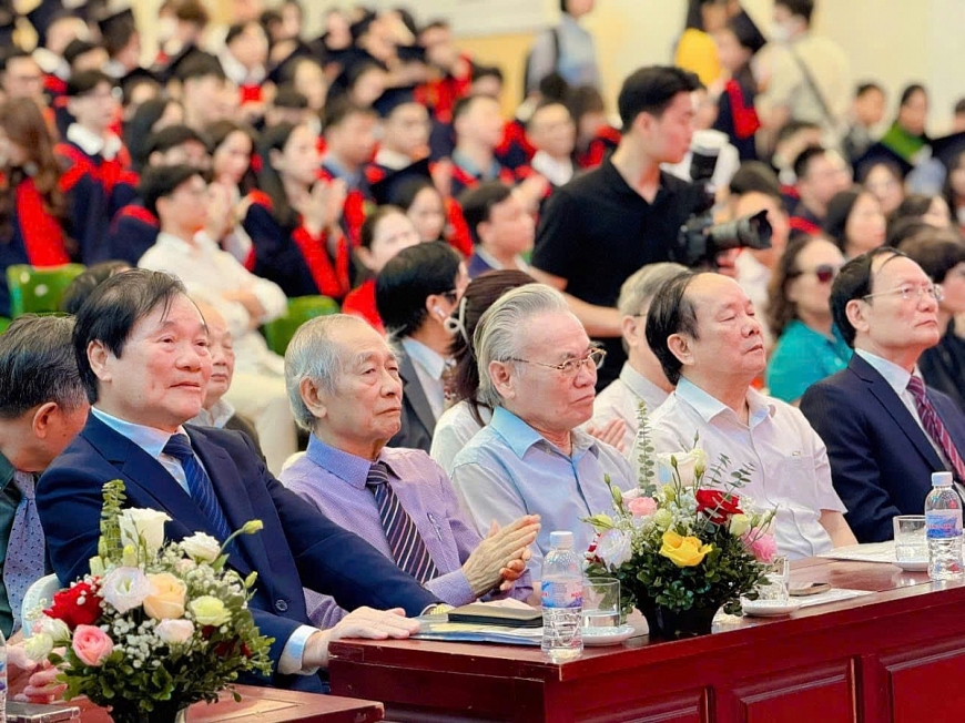 3.	Các đại biểu đến dự Lễ trao bằng tốt nghiệp Khối sức khoẻ năm 2024