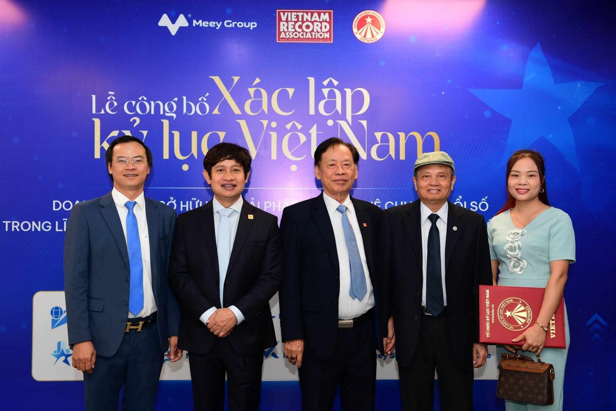 Đại diện Hội Kỷ lục gia Việt Nam, Tổ chức Kỷ lục Việt Nam và doanh nhân Hoàng Mai Chung tại sự kiện công bố xác lập Kỷ lục Việt Nam