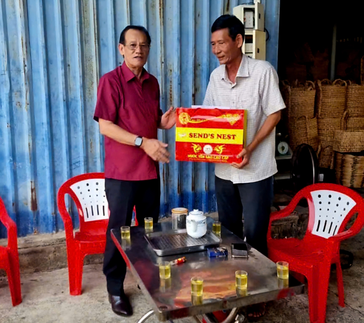 Thăm và tặng quà người cao tuổi nhân Tháng hành động vì người cao tuổi Việt Nam