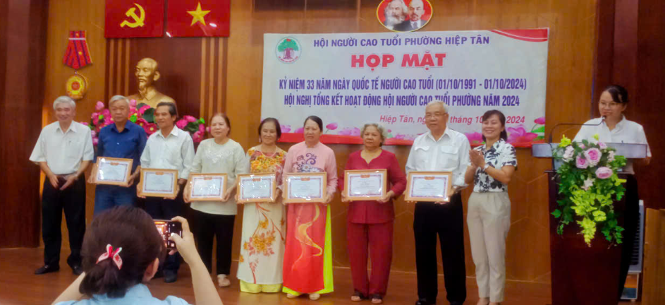 Chung tay bảo vệ môi trường, xây dựng khu phố không rác