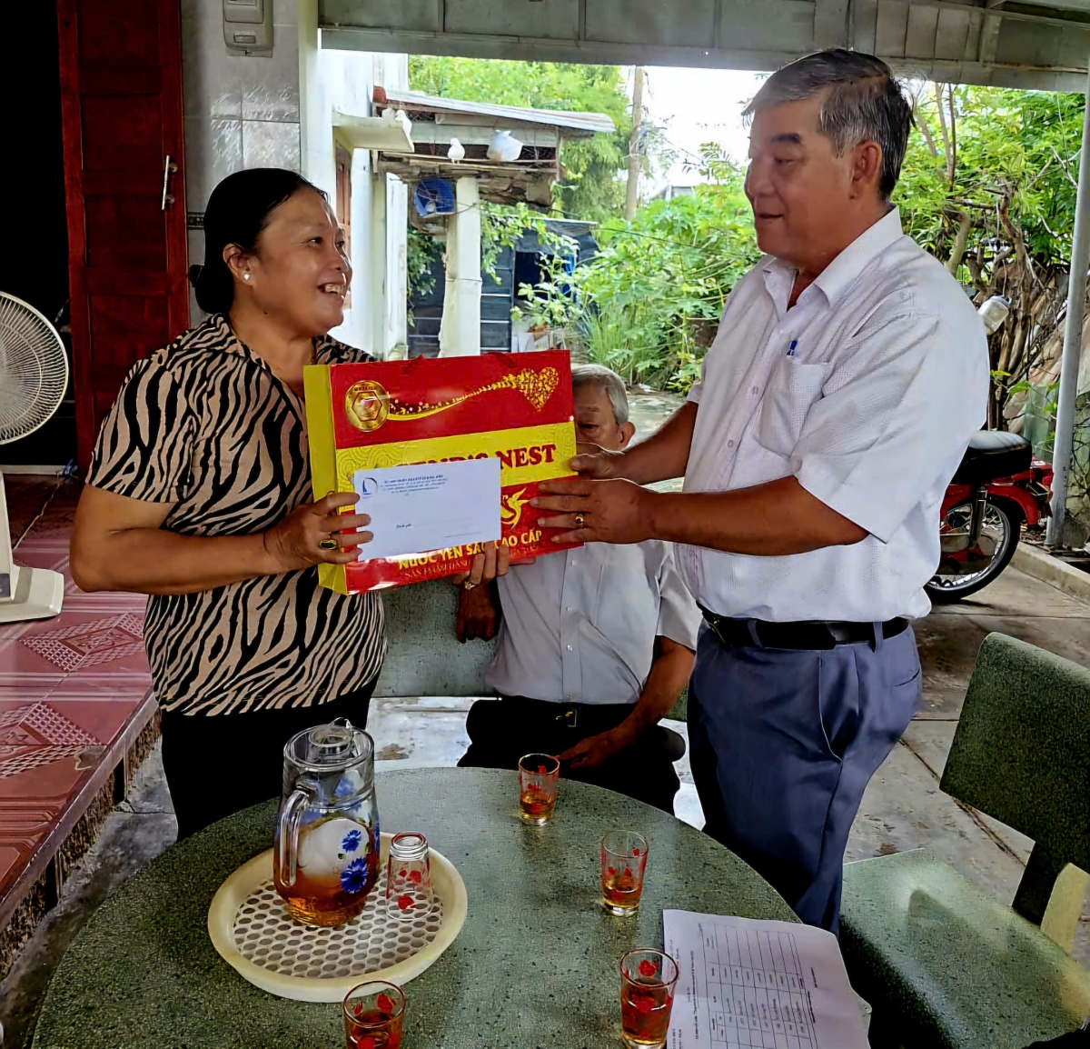 Thăm và tặng quà người cao tuổi nhân Tháng hành động vì người cao tuổi Việt Nam