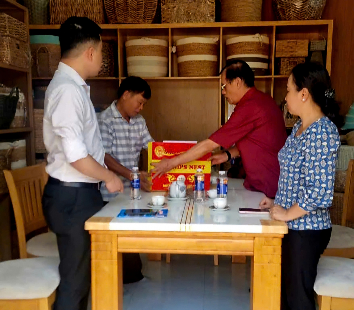 Thăm và tặng quà người cao tuổi nhân Tháng hành động vì người cao tuổi Việt Nam