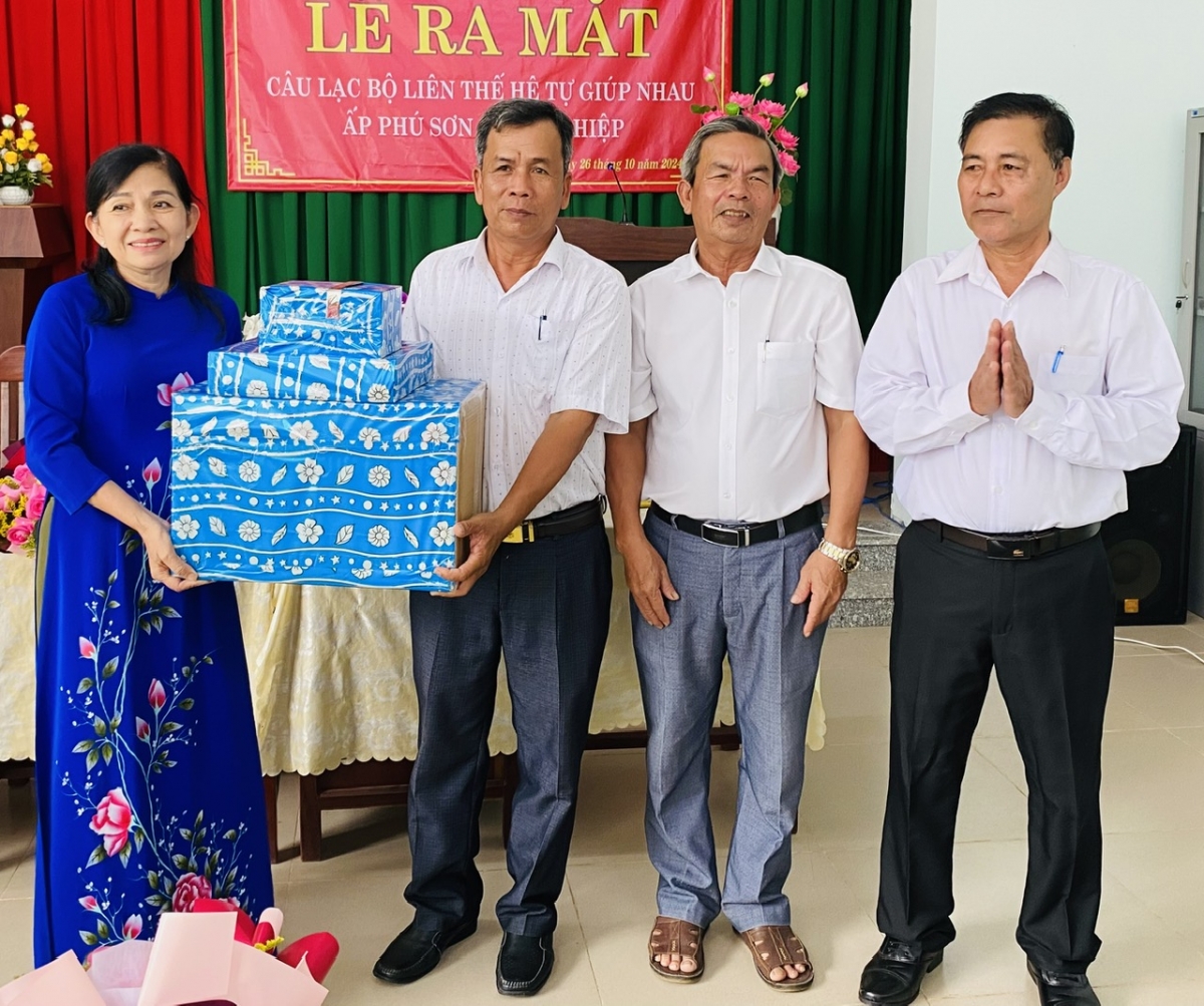 Ra mắt CLB Liên thế hệ tự giúp nhau ở ấp Phú Sơn