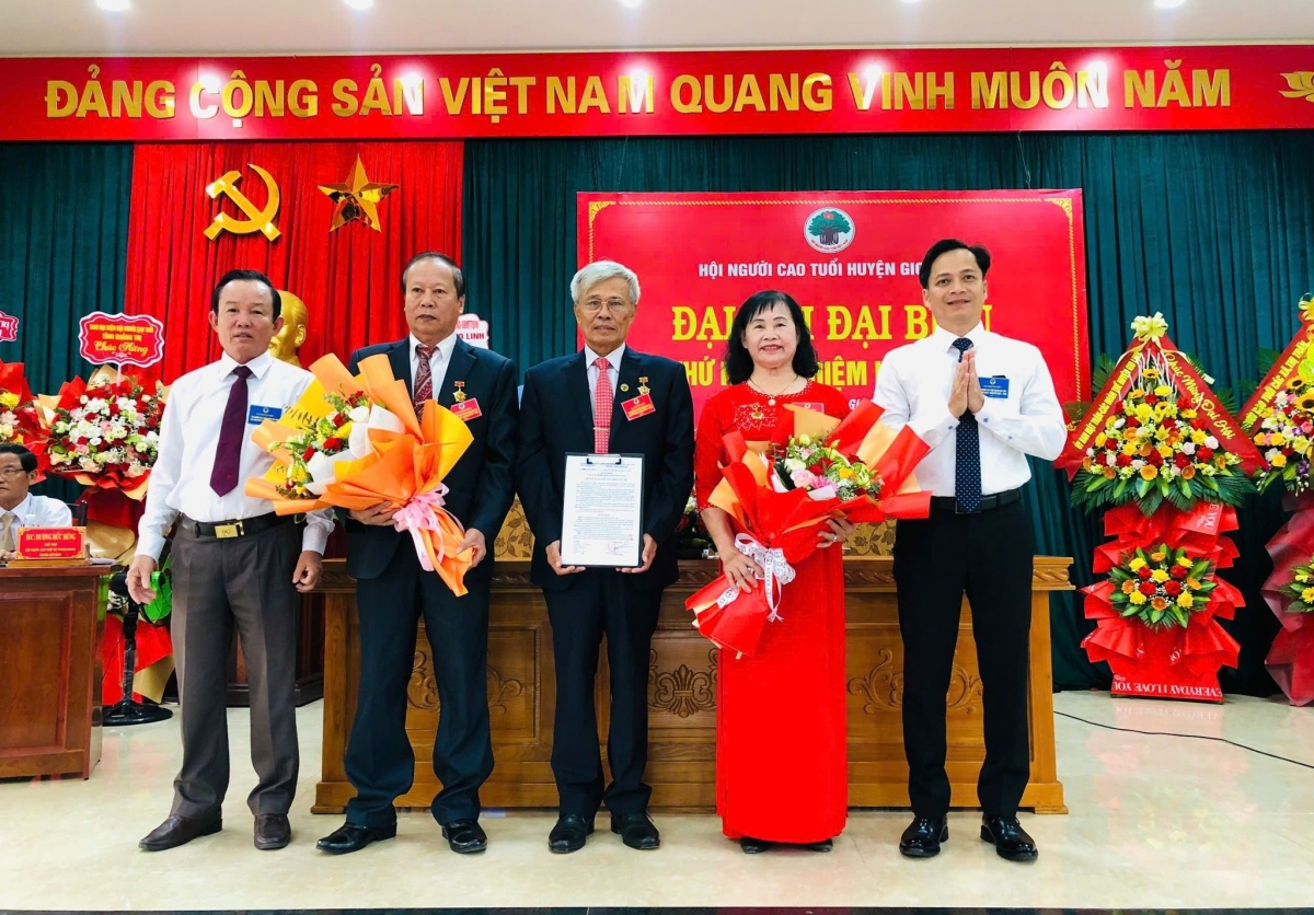 Trao quyết định thành lập Hội NCT huyện Gio Linh