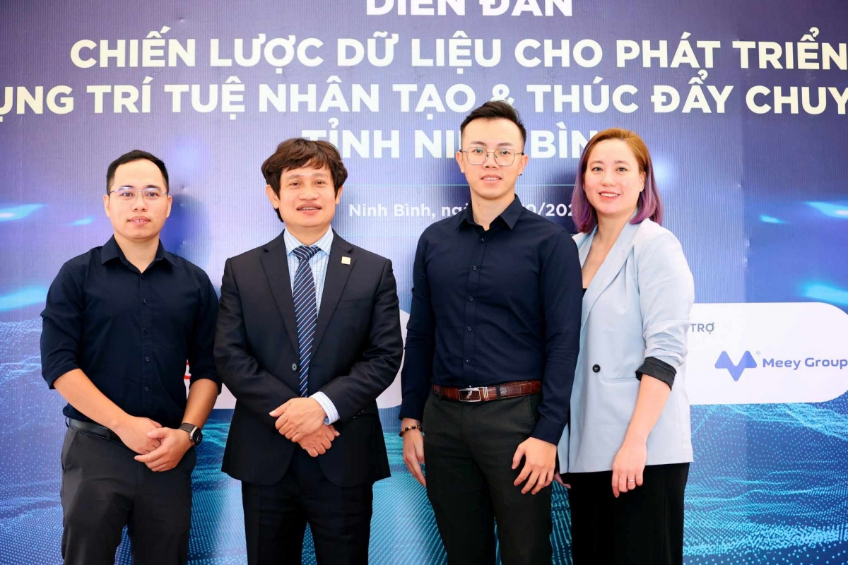 Chủ tịch Hoàng Mai Chung (thứ 2 từ trái sang) và các chuyên gia của Meey Group tham dự diễn đàn