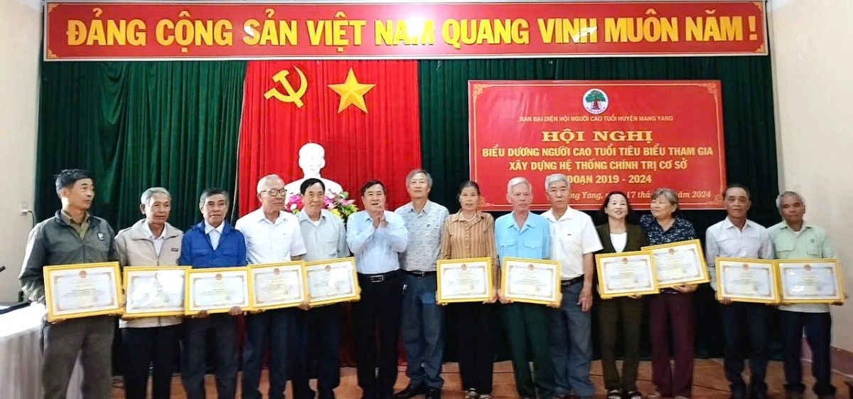 Trao Giấy khen của Chủ tịch UBND huyện Mang Yang cho các cá nhân tiêu biểu tham gia xây dựng hệ thống chính trị cơ sở giai đoạn 2019-2024