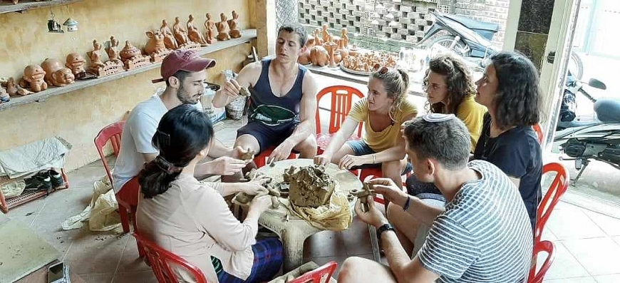 Khách du lịch người nước ngoài hứng thú chuốt gốm, nặn tượng