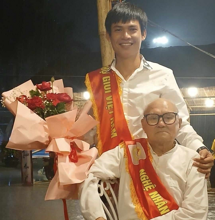 Nghệ nhân Nguyễn Văn Đông (ngồi) và Thợ giỏi Lê Văn Nhật của Làng nghề