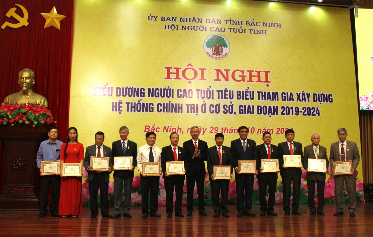 1 Phó Chủ tịch Phan Văn Hùng trao Kỉ niệm chương vì sự nghiệp bảo vệ, chăm sóc, phát huy vai trò NCT cho các cá nhân có nhiều đóng góp