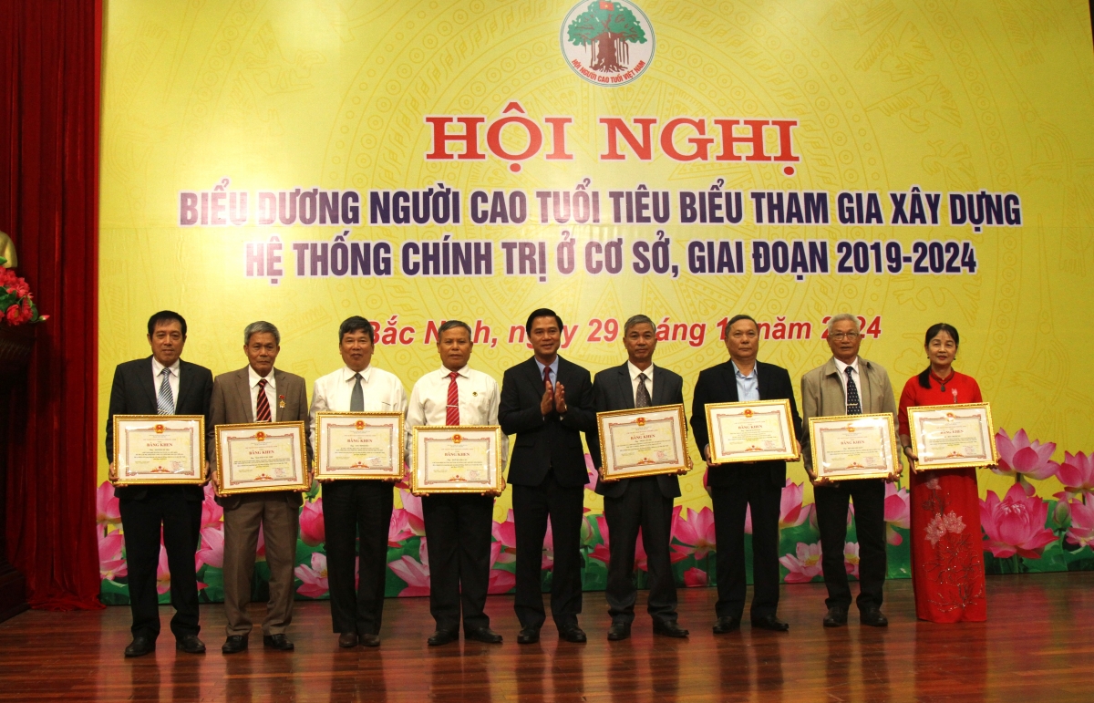 Phó Chủ tịch UBND tỉnh Bắc Ninh Lê Xuân Lợi trao Bằng khen UBND tỉnh cho các cá nhân xuất sắc