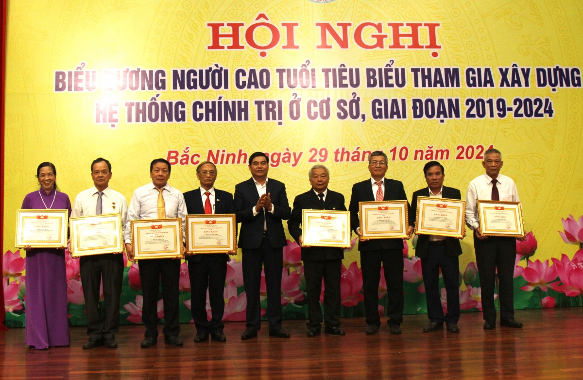 Trao Bằng khen của Chủ tịch Ủy ban MTTQ tỉnh Bắc Ninh cho các cá nhân tiêu biểu