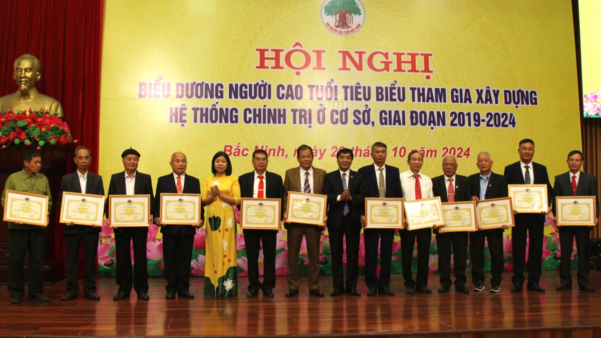 Trao Giấy khen của Hội NCT tỉnh Bắc Ninh cho các cá nhân tiêu biểu