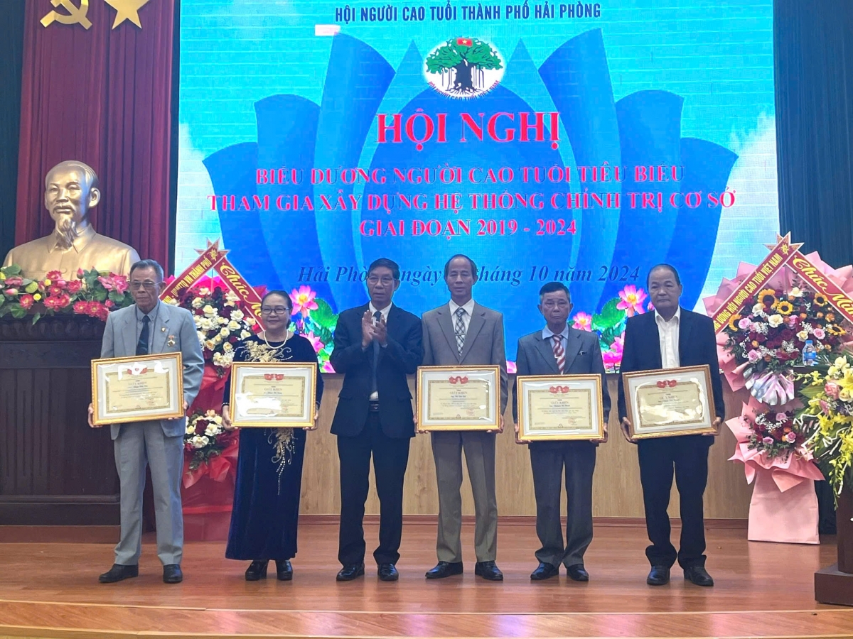 Người cao tuổi tích cực tham gia xây dựng hệ thống chính trị cơ sở