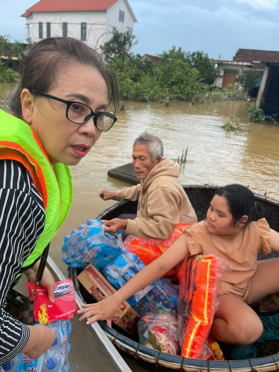 Nhóm thiện nguyện Cửa Lò và xe cứu thương không đồng cứu trợ người dân vùng lũ Quảng Bình