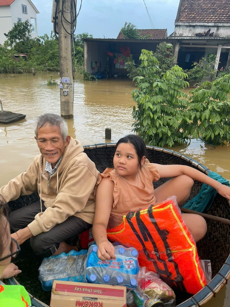 Nhóm thiện nguyện Cửa Lò và xe cứu thương không đồng cứu trợ người dân vùng lũ Quảng Bình