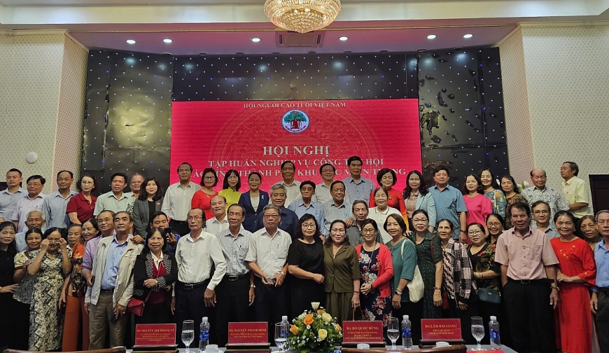 Chủ tịch Hội NCT Việt Nam Nguyễn Thanh Bình chụp hình lưu niệm với lãnh đạo tỉnh Bình Định và các đại biểu 