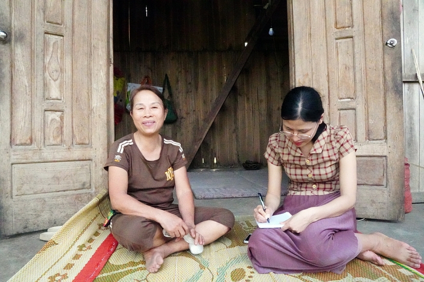 : Bà Lê Thị Loan trò chuyện với phóng viên.